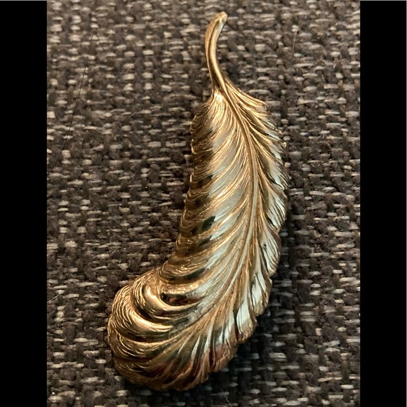 Taylord Vintage 12K Gold Filled Leaf Brooch - Picture 2 of 6